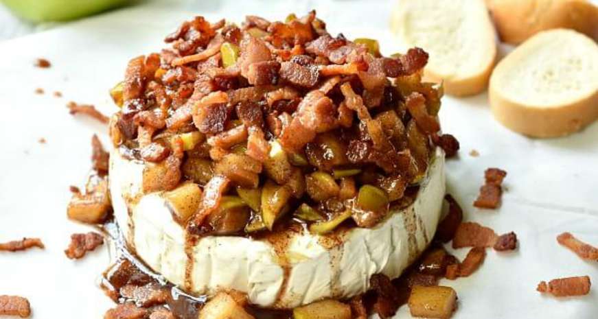 Baked Brie with Bacon and Apples