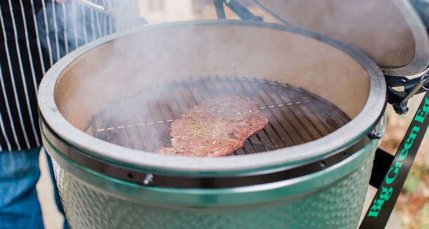 grilling flank steak on big green egg