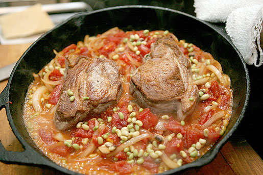 pork chops with tomato sauce and peas Pan-roasted Pork Chops With Lady Peas and Tomatoes pork chops with tomato sauce and peas Pan-roasted Pork Chops With Lady Peas and Tomatoes